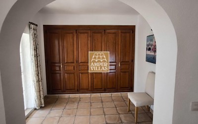 Красивая и просторная средиземноморская вилла с большими террасами.